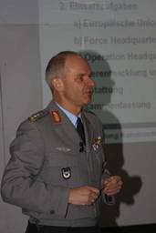 Eloquenter General im Gespräch mit den Grünen. Fotos: Richter/Gisder