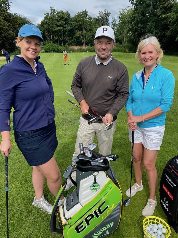 Marc Stumpe(Mitte) leitet die Golfakademie und vermittelt beim Training viel Spaß am Golfspiel.